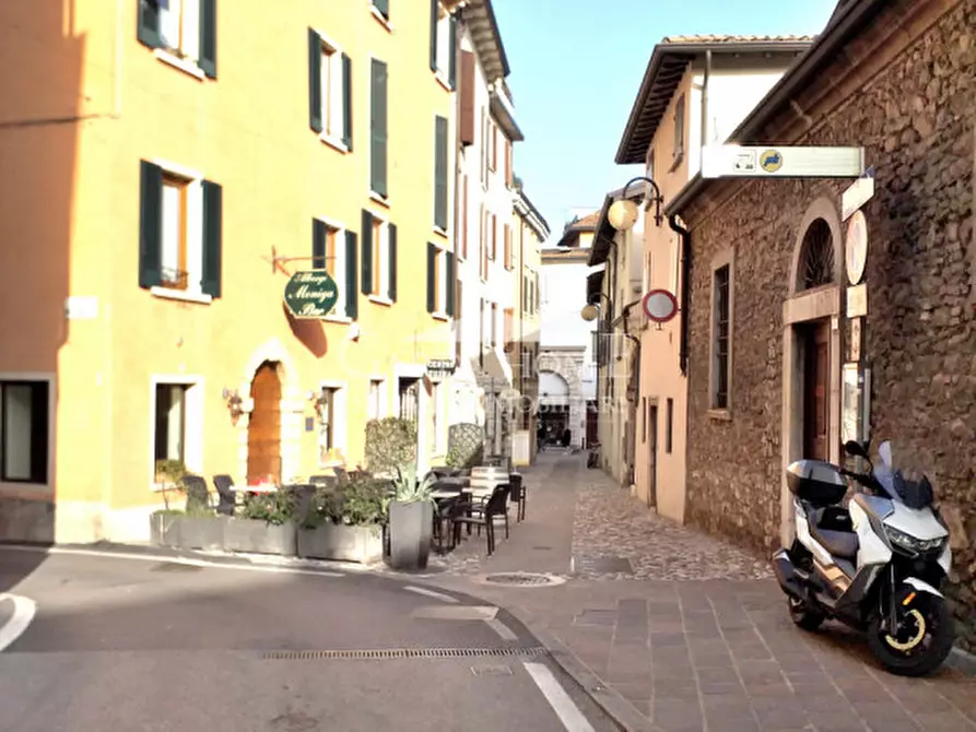 Immagine 6 di Negozio in affitto  in Piazza Duomo a Desenzano Del Garda