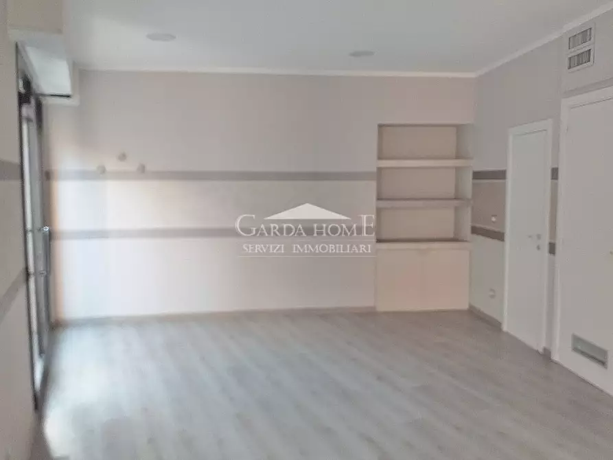 Immagine 9 di Negozio in affitto  in Piazza Duomo a Desenzano Del Garda