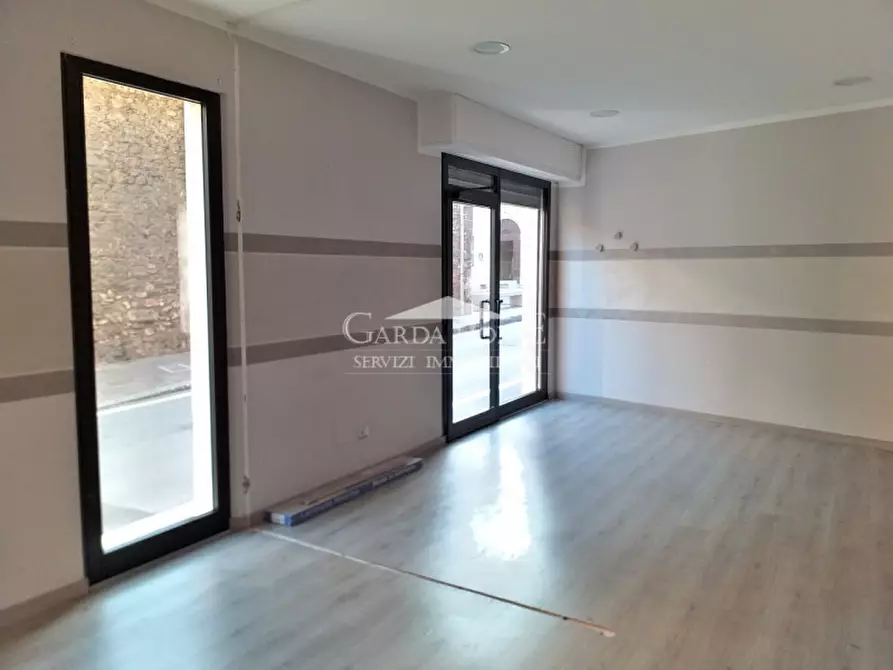 Immagine 10 di Negozio in affitto  in Piazza Duomo a Desenzano Del Garda