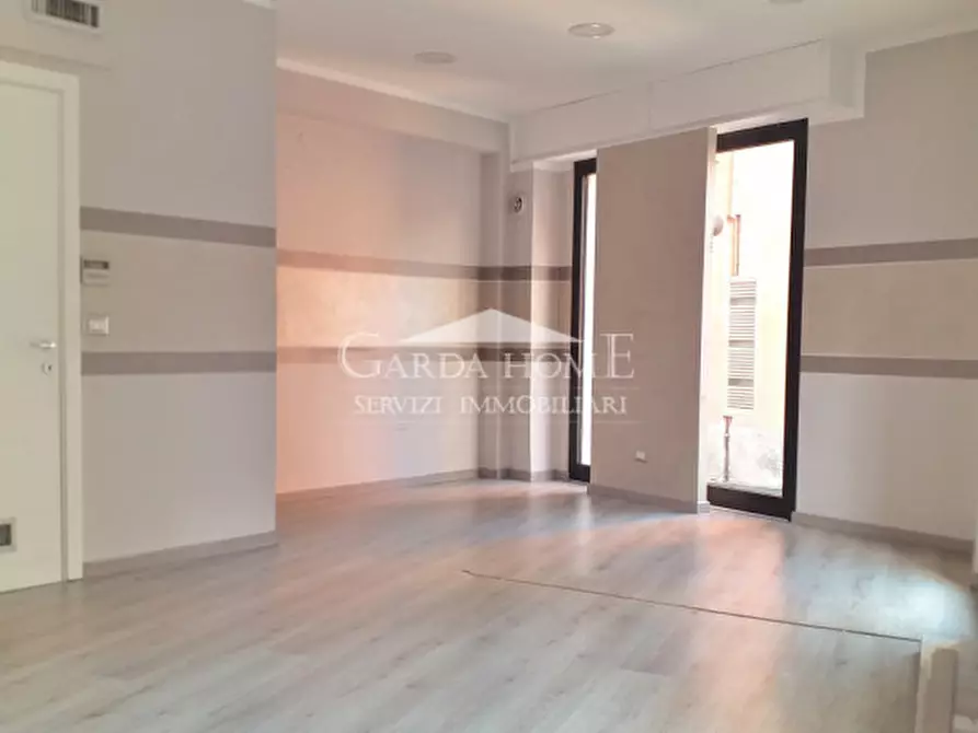 Immagine 14 di Negozio in affitto  in Piazza Duomo a Desenzano Del Garda