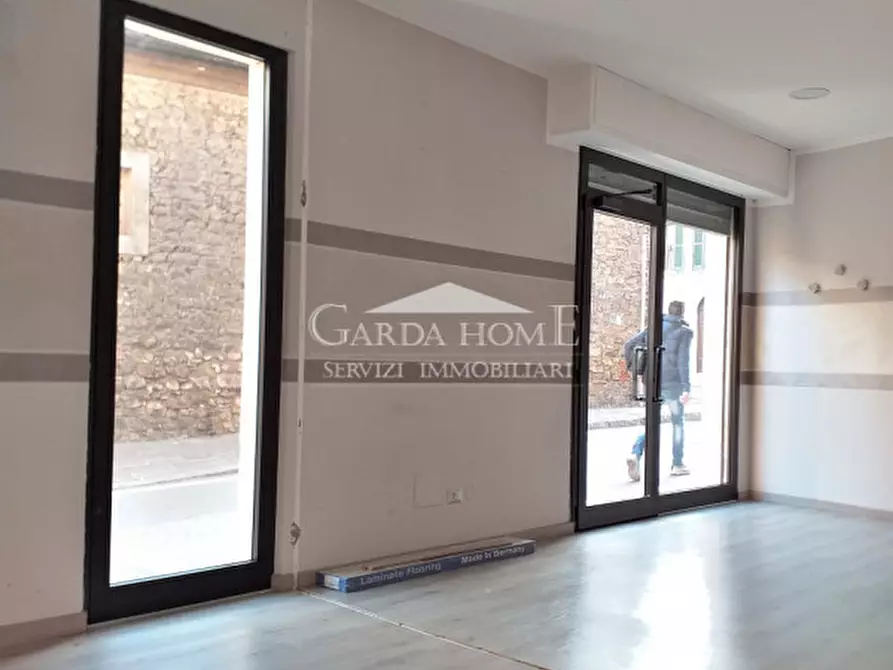 Immagine 16 di Negozio in affitto  in Piazza Duomo a Desenzano Del Garda