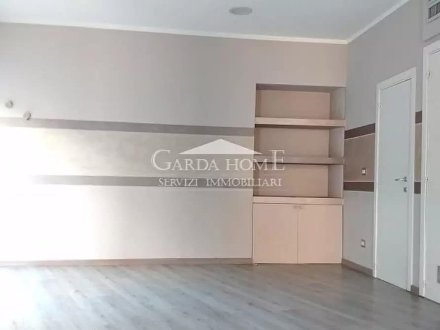 Immagine 17 di Negozio in affitto  in Piazza Duomo a Desenzano Del Garda
