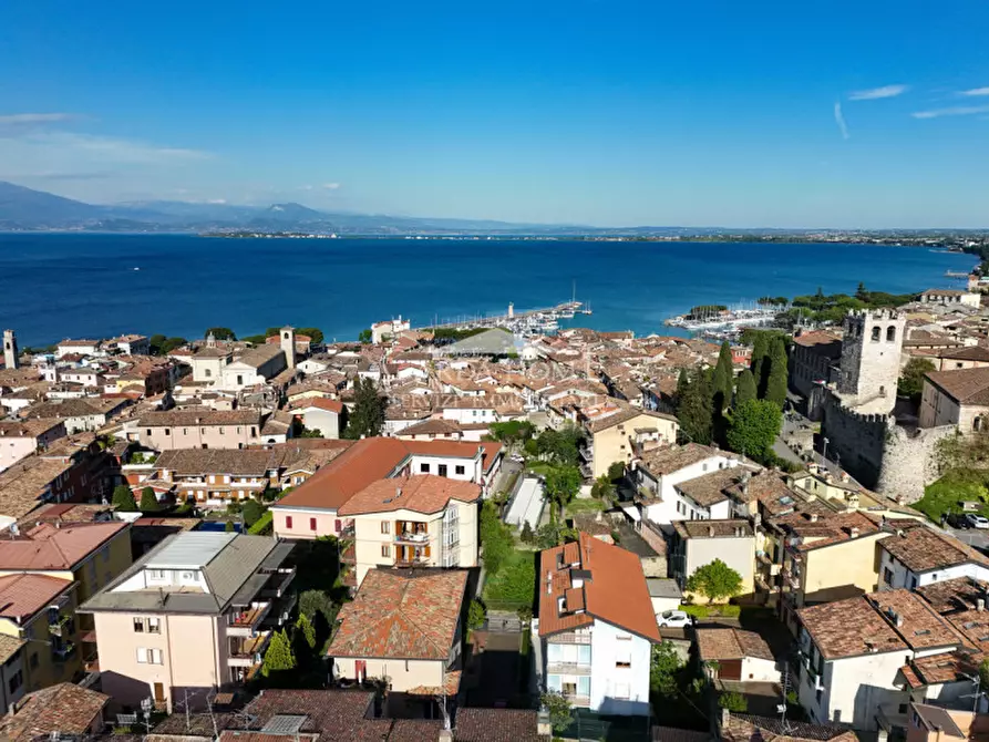 Immagine 22 di Negozio in affitto  in Piazza Duomo a Desenzano Del Garda