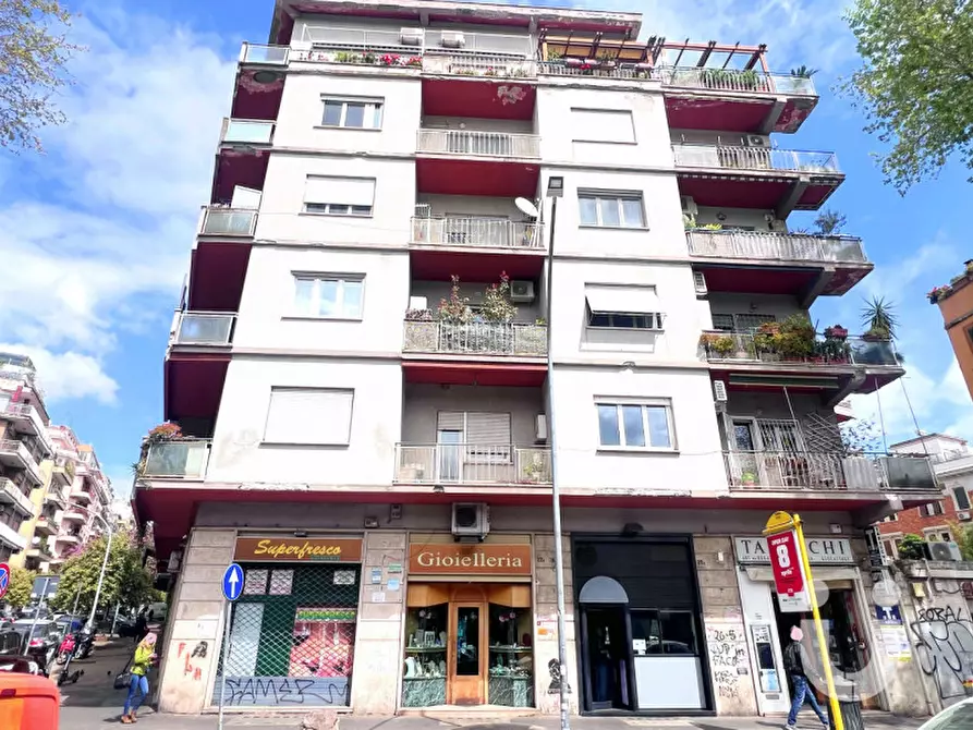 Immagine 2 di Negozio in vendita  in Piazza Epiro a Roma