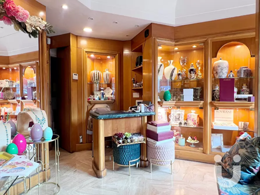 Immagine 3 di Negozio in vendita  in Piazza Epiro a Roma