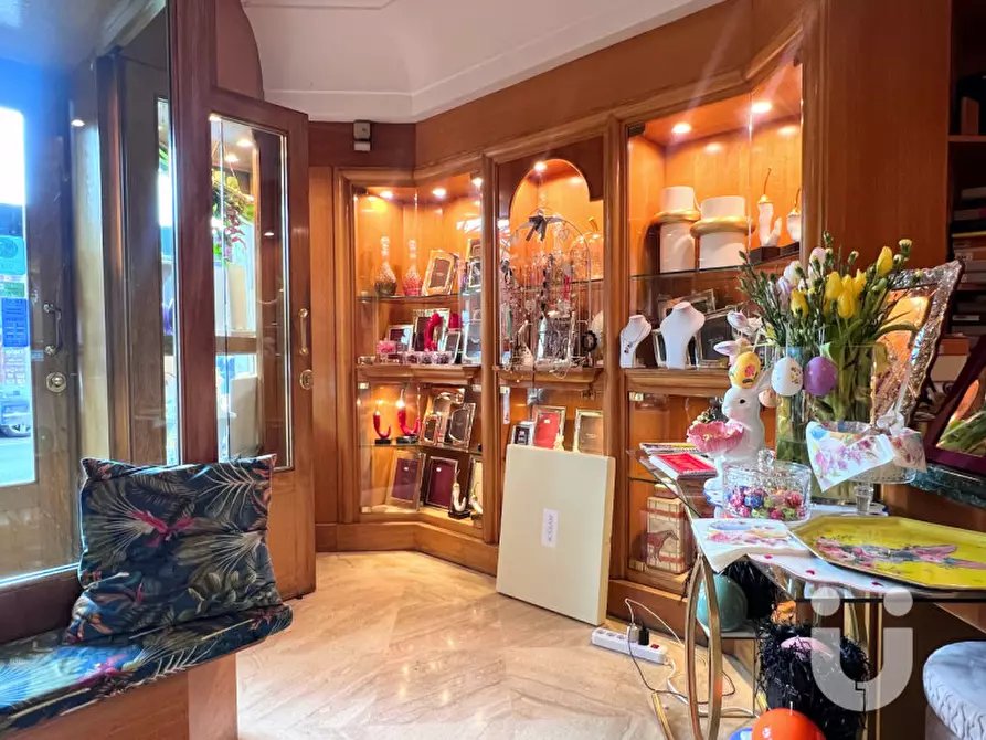 Immagine 5 di Negozio in vendita  in Piazza Epiro a Roma