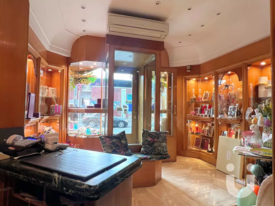 Immagine 6 di Negozio in vendita  in Piazza Epiro a Roma