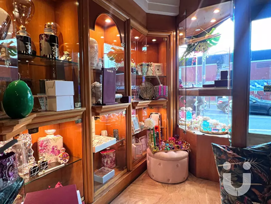 Immagine 10 di Negozio in vendita  in Piazza Epiro a Roma