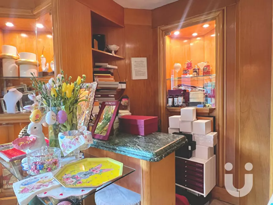 Immagine 11 di Negozio in vendita  in Piazza Epiro a Roma