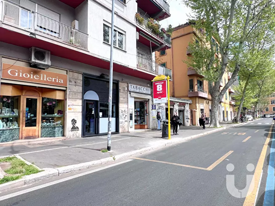Immagine 12 di Negozio in vendita  in Piazza Epiro a Roma