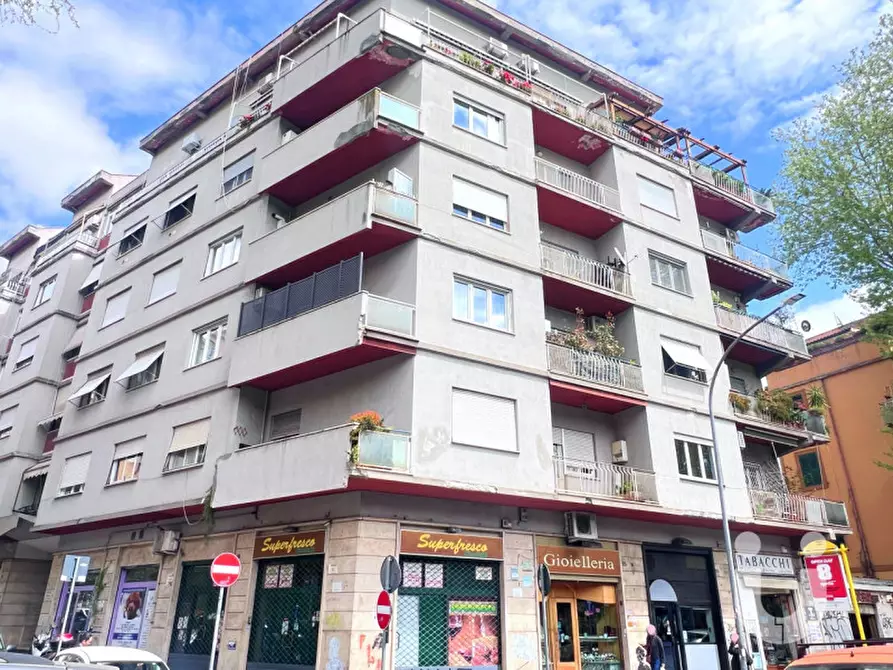 Immagine 13 di Negozio in vendita  in Piazza Epiro a Roma