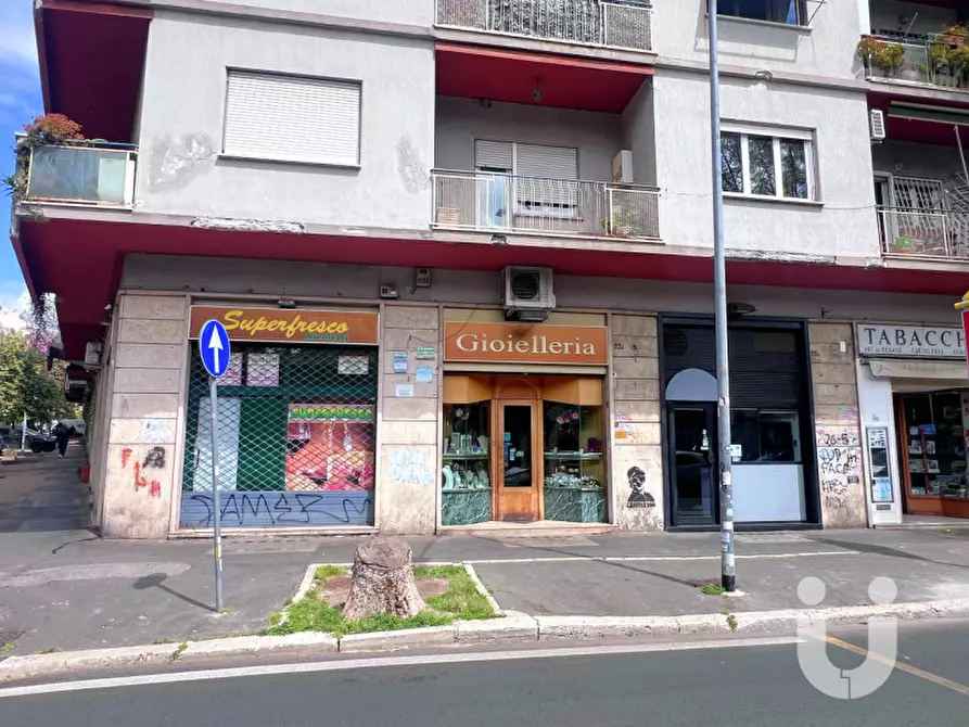 Immagine 15 di Negozio in vendita  in Piazza Epiro a Roma