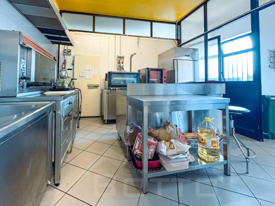 Immagine 11 di Attività commerciale in vendita  in veruno via marconi 15 a Gattico-Veruno