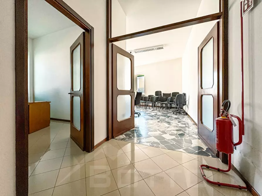 Immagine 5 di Ufficio in vendita  in Corso Semipione 27 a Borgomanero