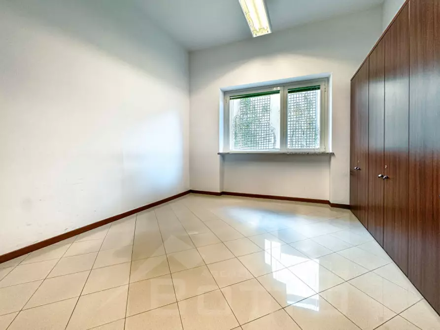 Immagine 12 di Ufficio in vendita  in Corso Semipione 27 a Borgomanero