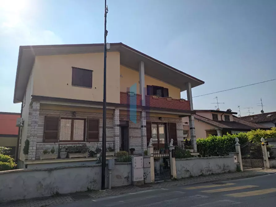 Immagine 1 di Casa indipendente in vendita  in Via IV Novembre a Capriano Del Colle