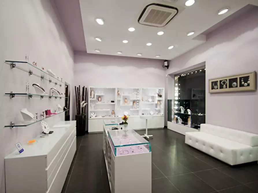 Immagine 2 di Negozio in vendita  in Viale Stazione a Montegrotto Terme