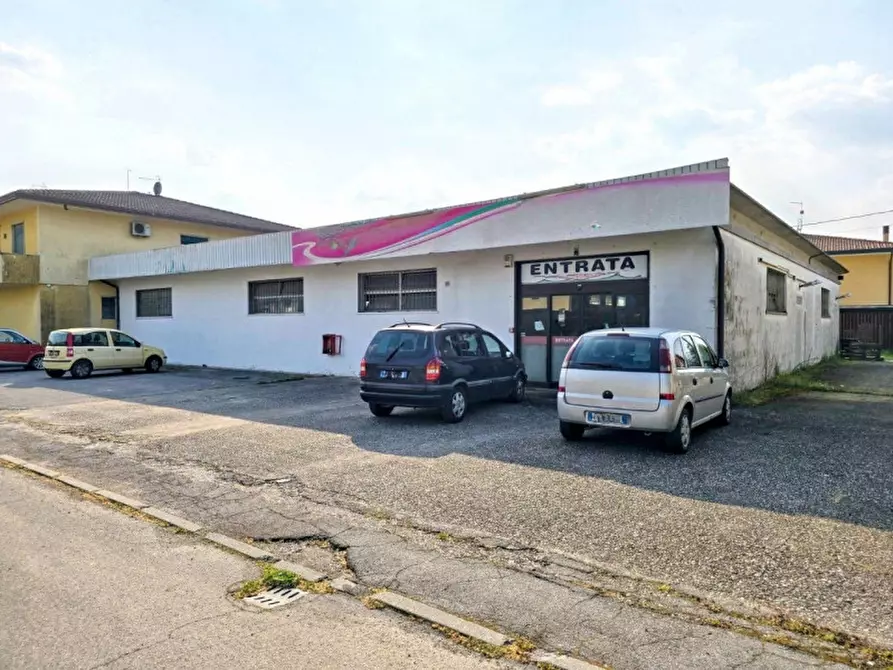 Immagine 1 di Negozio in vendita  in Via F. Petrarca, N. 13/15 a Barbarano Mossano