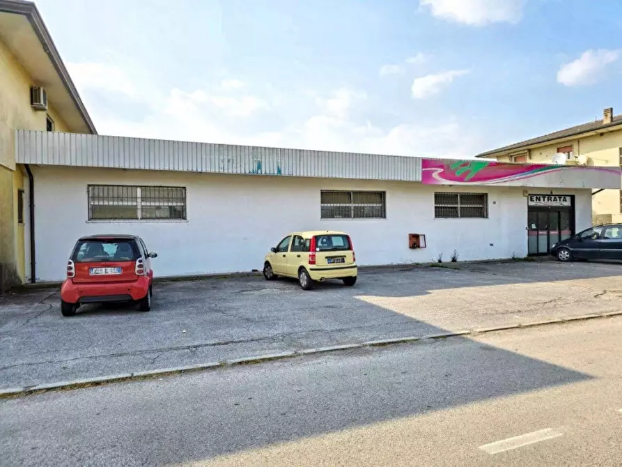 Immagine 2 di Negozio in vendita  in Via F. Petrarca, N. 13/15 a Barbarano Mossano