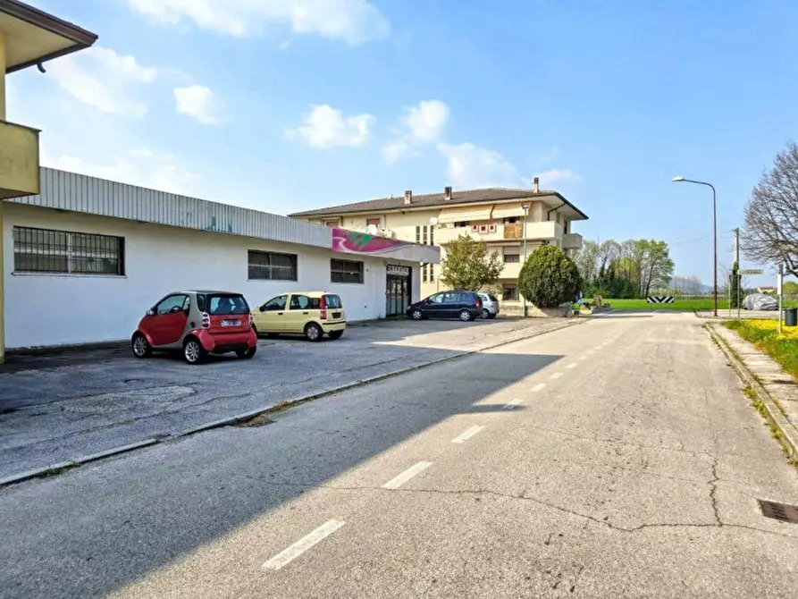 Immagine 3 di Negozio in vendita  in Via F. Petrarca, N. 13/15 a Barbarano Mossano