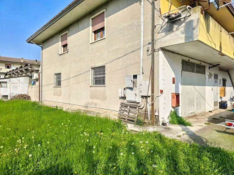 Immagine 5 di Negozio in vendita  in Via F. Petrarca, N. 13/15 a Barbarano Mossano