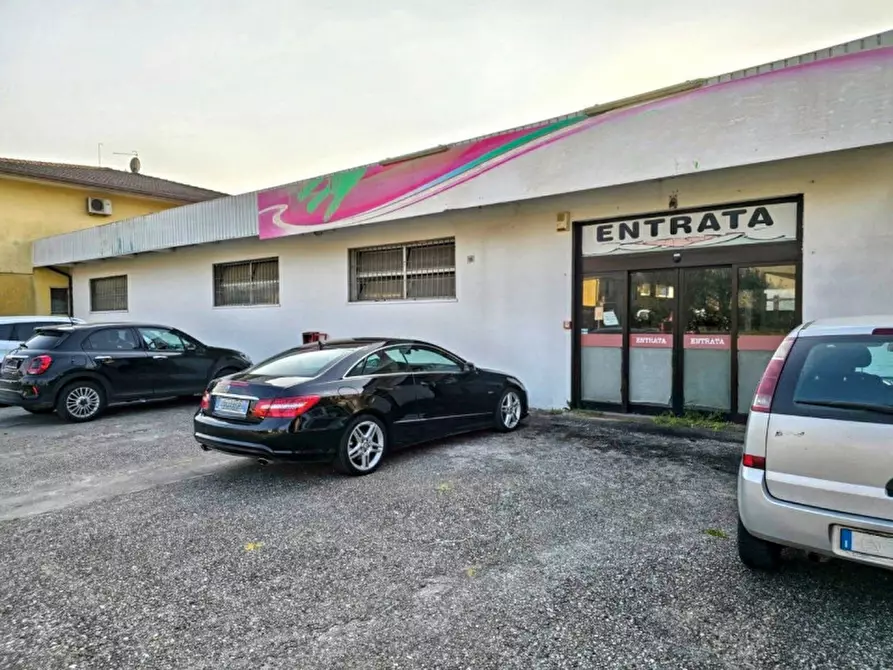Immagine 8 di Negozio in vendita  in Via F. Petrarca, N. 13/15 a Barbarano Mossano
