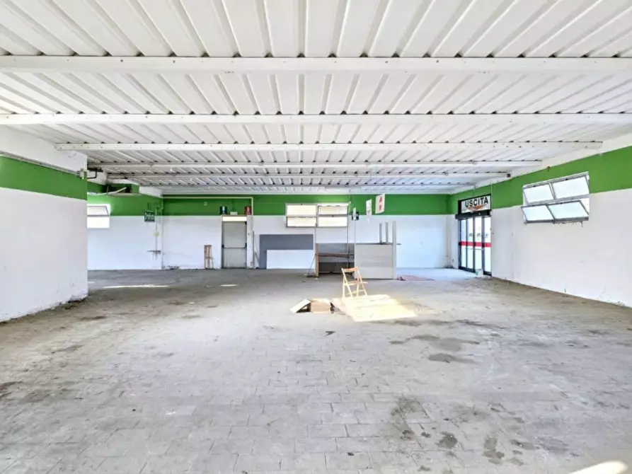 Immagine 9 di Negozio in vendita  in Via F. Petrarca, N. 13/15 a Barbarano Mossano