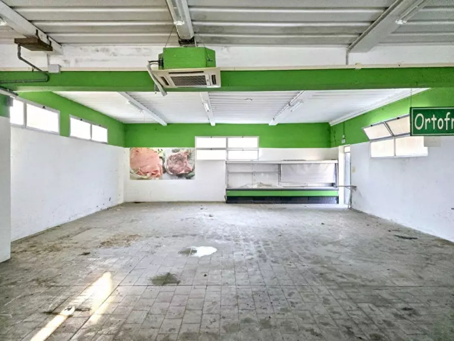 Immagine 10 di Negozio in vendita  in Via F. Petrarca, N. 13/15 a Barbarano Mossano