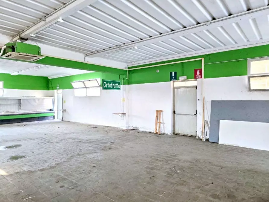 Immagine 11 di Negozio in vendita  in Via F. Petrarca, N. 13/15 a Barbarano Mossano