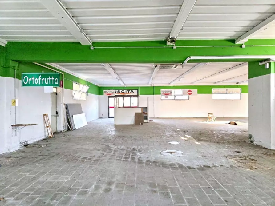 Immagine 12 di Negozio in vendita  in Via F. Petrarca, N. 13/15 a Barbarano Mossano