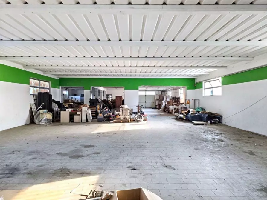 Immagine 13 di Negozio in vendita  in Via F. Petrarca, N. 13/15 a Barbarano Mossano