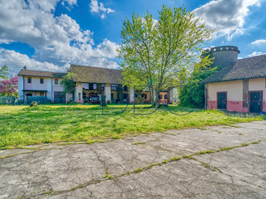 Immagine 16 di Agriturismo in vendita  in Strada San Cipriano 43 a Broni