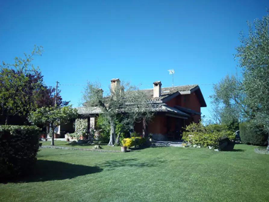 Immagine 1 di Villa in vendita  a Fano