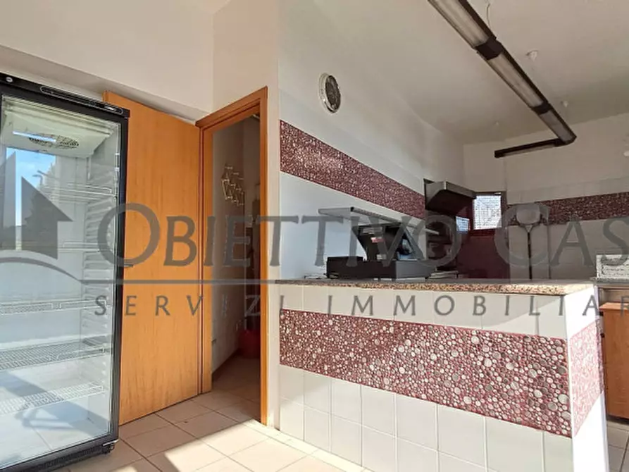 Immagine 2 di Negozio in vendita  in Via Don Bosco a Fosso'