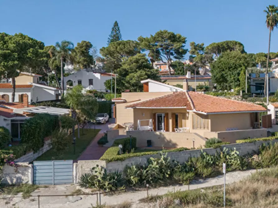 Immagine 1 di Villa in vendita  in Viale dei Lidi 475 a Siracusa