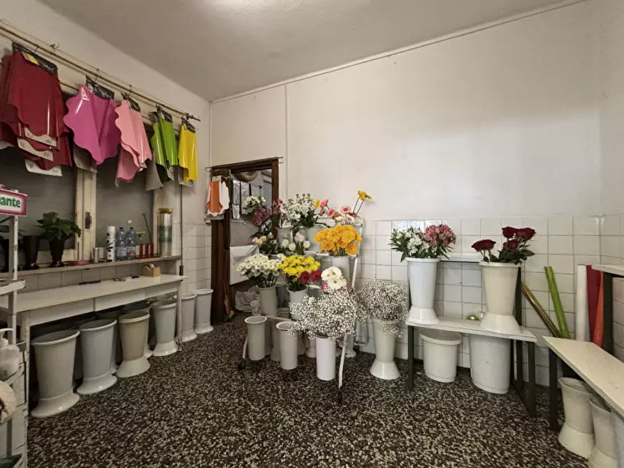 Immagine 9 di Negozio in vendita  in Via Nazionale, 19 a Sissa Trecasali