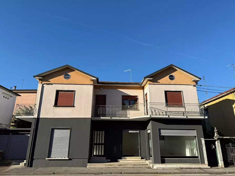 Immagine 3 di Negozio in vendita  in Viale Fiume 9 a Vicenza