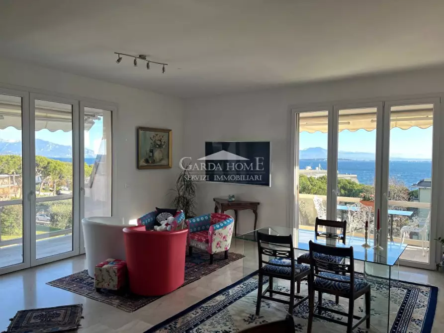 Immagine 1 di Appartamento in vendita  in Lungolago Cesare Battisti a Desenzano Del Garda