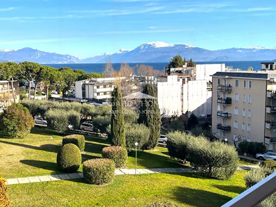 Immagine 2 di Appartamento in vendita  in Lungolago Cesare Battisti a Desenzano Del Garda