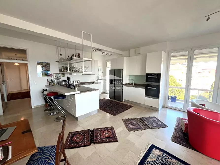 Immagine 5 di Appartamento in vendita  in Lungolago Cesare Battisti a Desenzano Del Garda