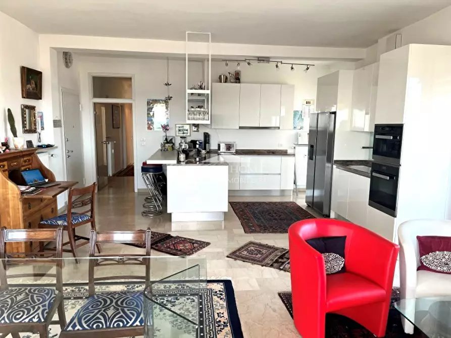 Immagine 7 di Appartamento in vendita  in Lungolago Cesare Battisti a Desenzano Del Garda