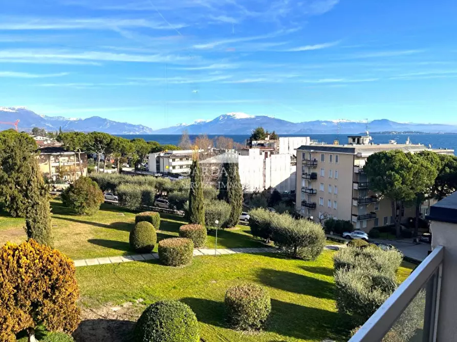 Immagine 15 di Appartamento in vendita  in Lungolago Cesare Battisti a Desenzano Del Garda