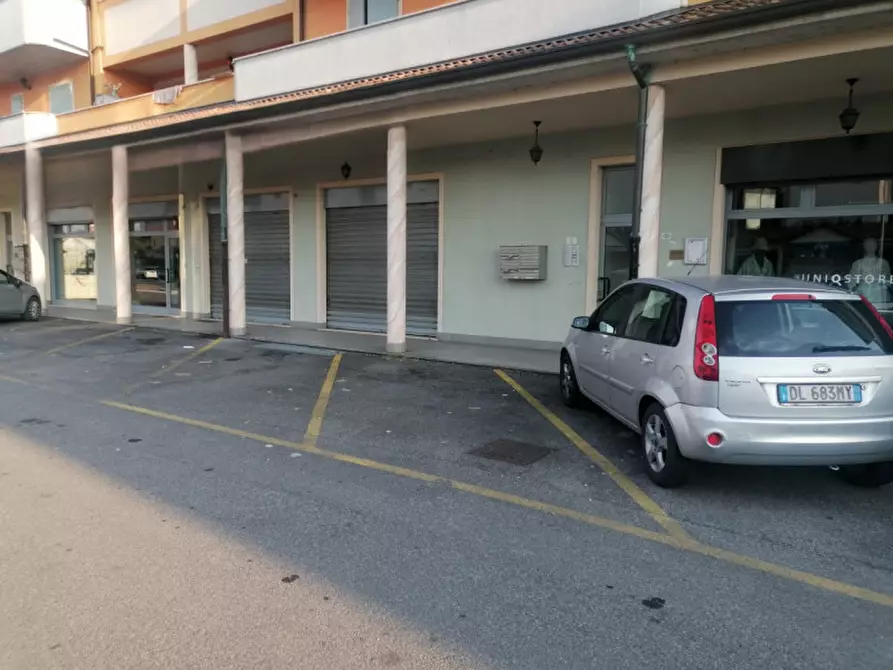 Immagine 1 di Negozio in vendita  in via 25 aprile 147 a Rovato