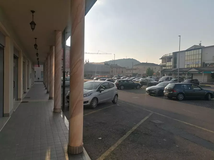 Immagine 2 di Negozio in vendita  in via 25 aprile 147 a Rovato