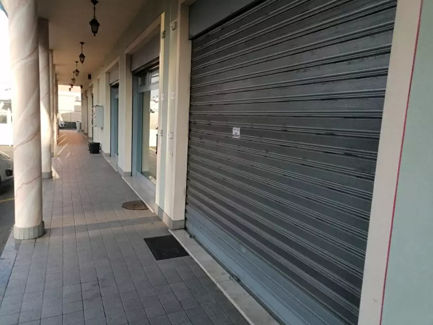 Immagine 3 di Negozio in vendita  in via 25 aprile 147 a Rovato