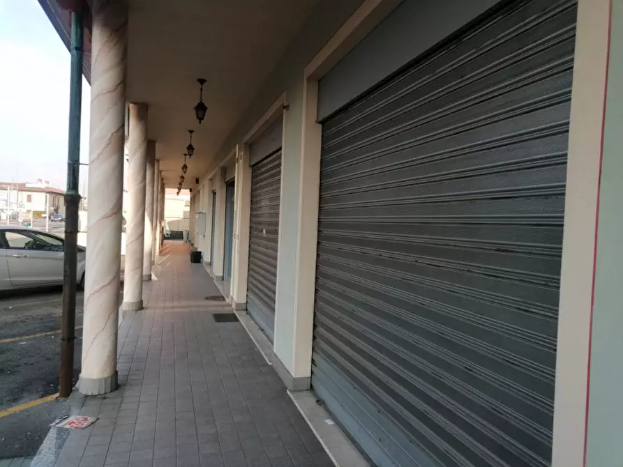 Immagine 4 di Negozio in vendita  in via 25 aprile 147 a Rovato