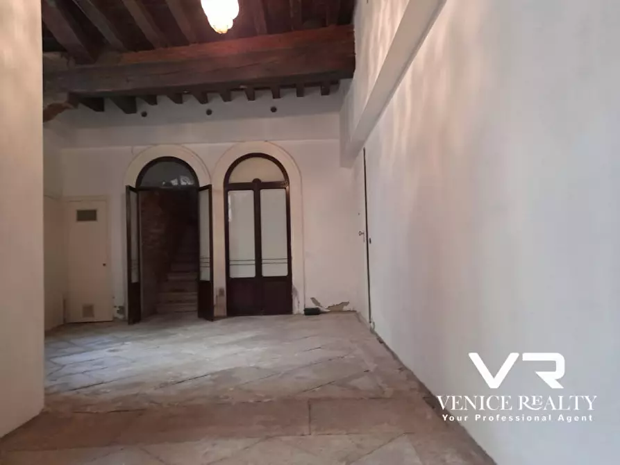 Immagine 1 di Appartamento in vendita  in teatro fenice a Venezia