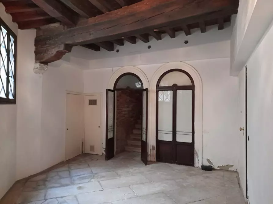 Immagine 4 di Appartamento in vendita  in teatro fenice a Venezia