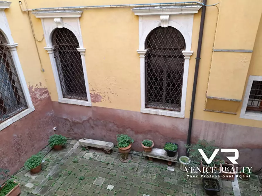 Immagine 17 di Appartamento in vendita  in teatro fenice a Venezia