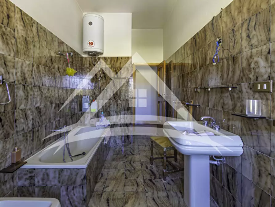 Immagine 39 di Palazzo in vendita  in via tucconi 12 a Sassari